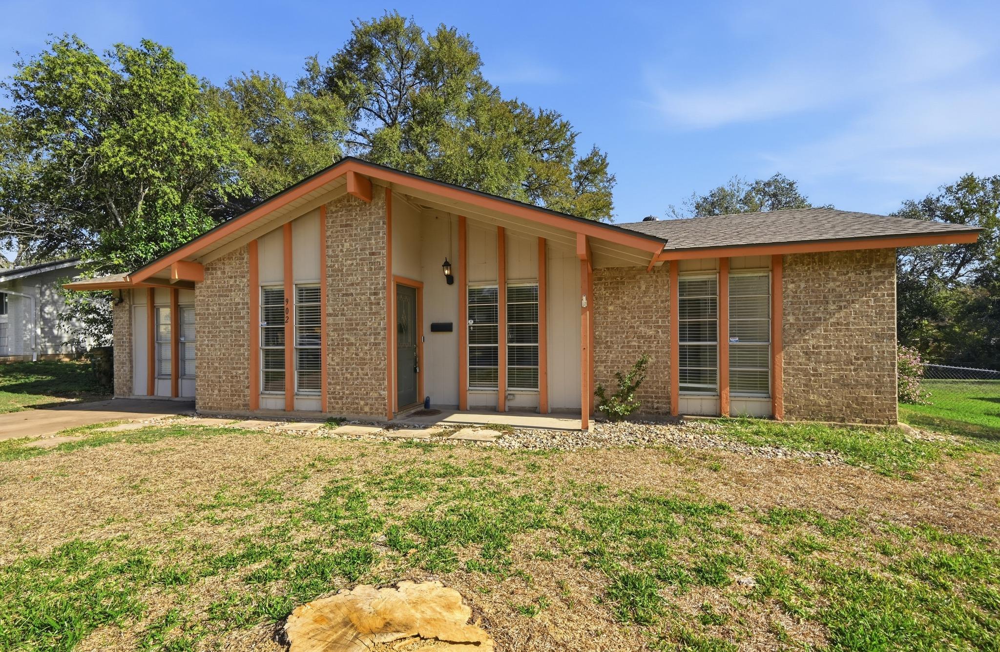 Listing photo 1 of 902  Emerald Wood Dr