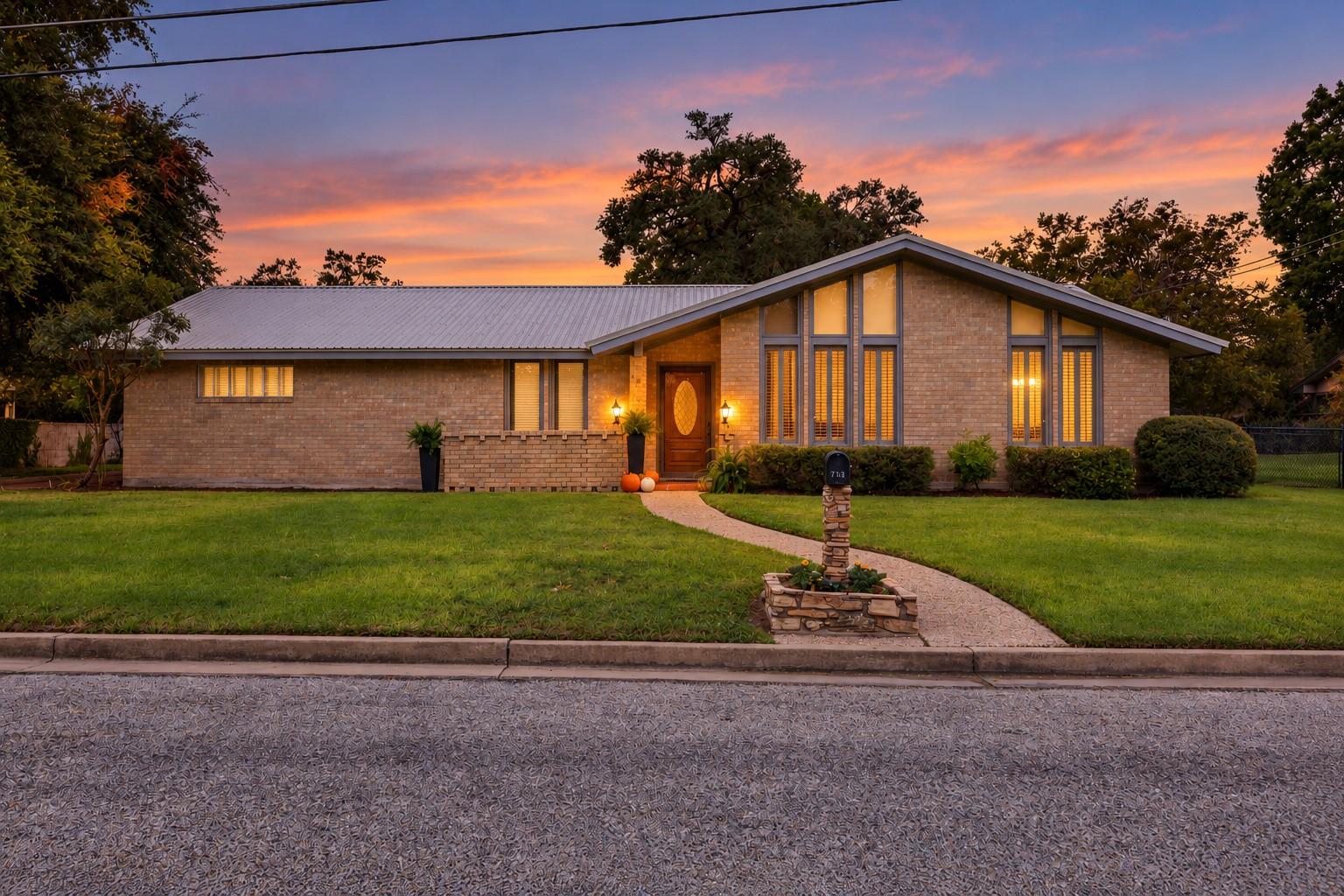 Listing photo 1 of 713  Sarah Jo St