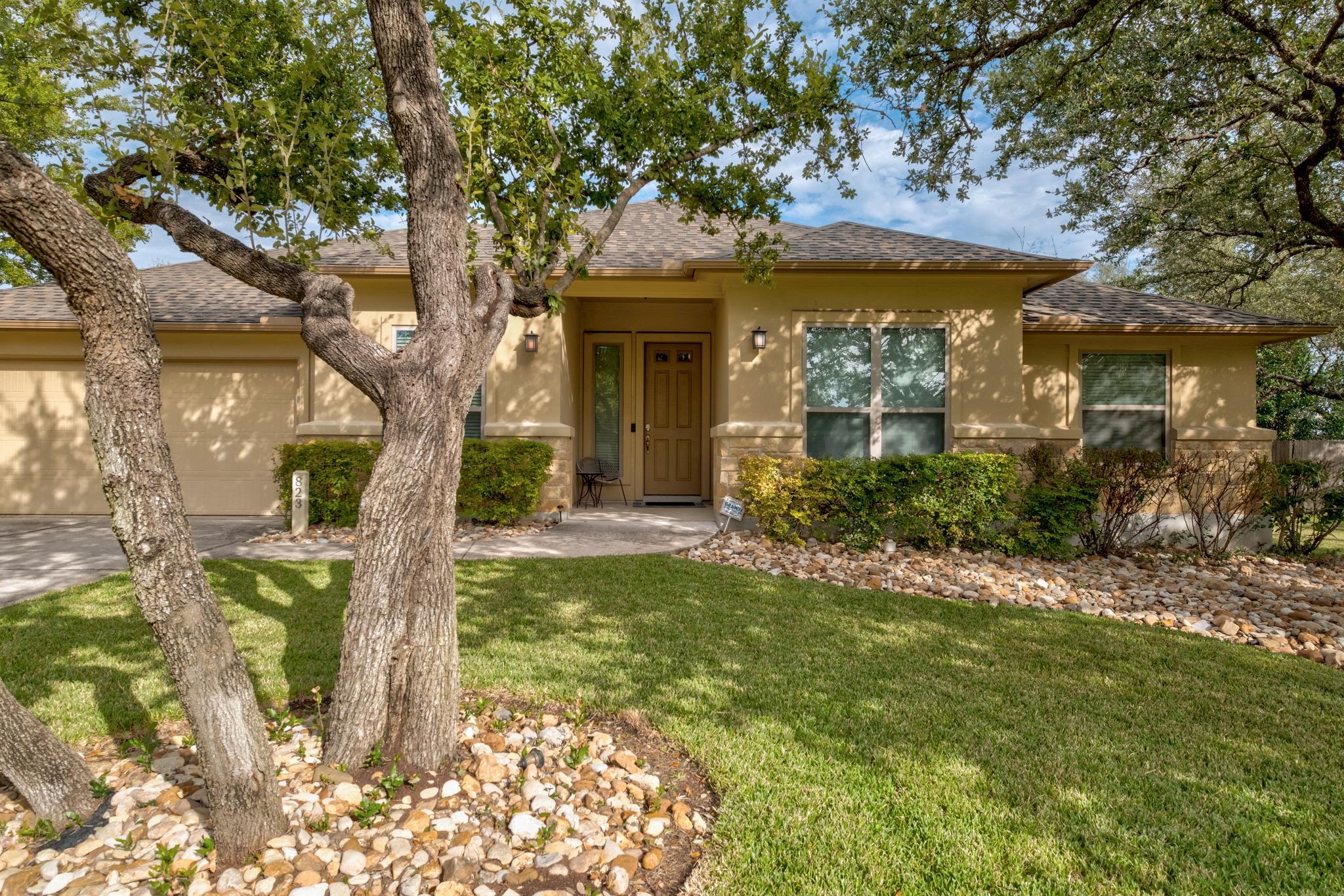 Listing photo 1 of 823  Lone Star Dr
