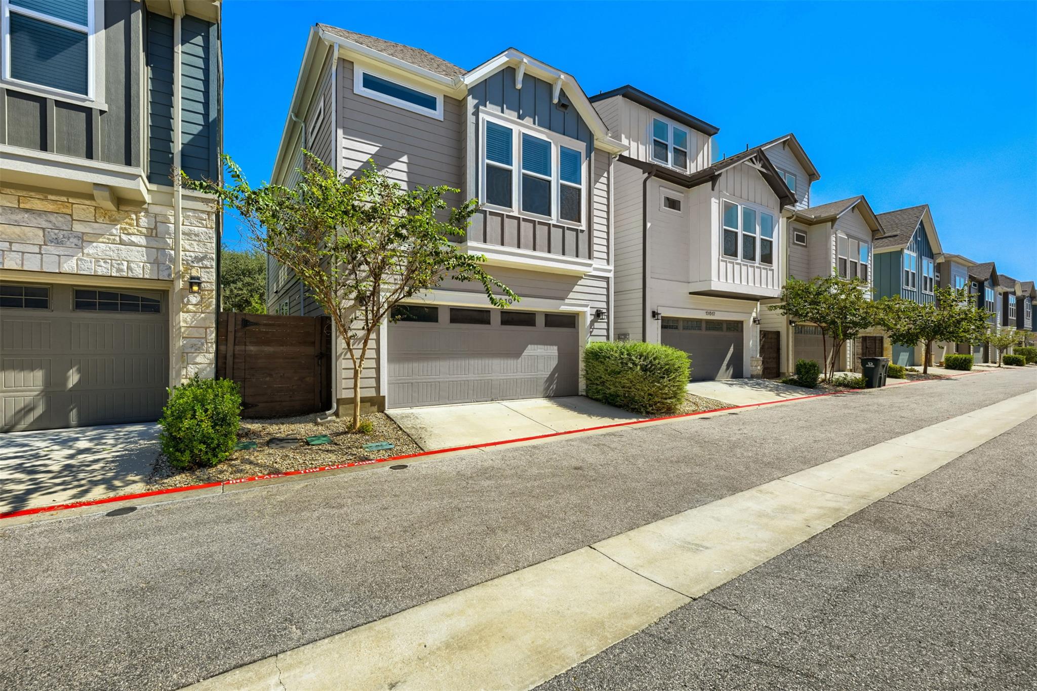 Modern multi-level exterior architecture features