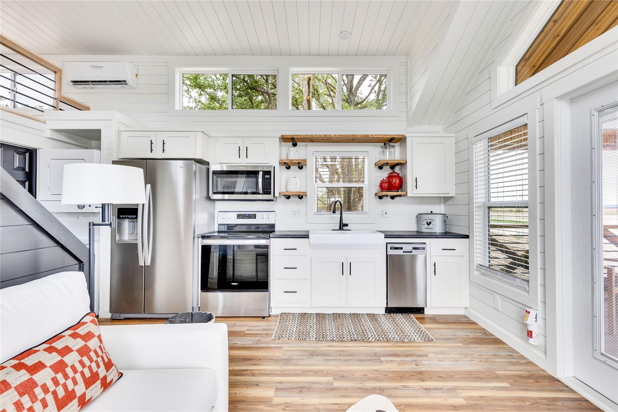 High vaulted ceilings and wood plank flooring fra