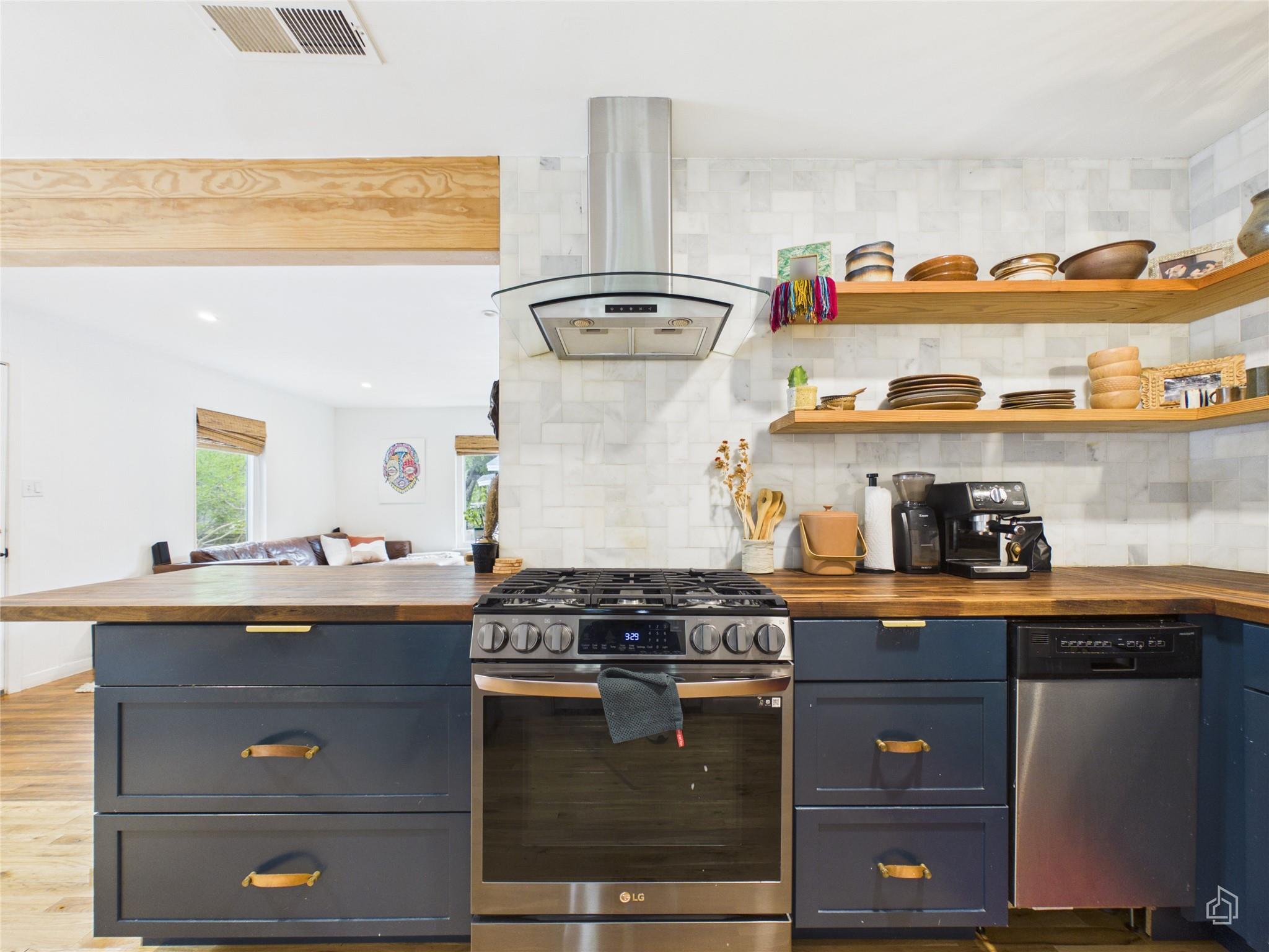 Listing photo 1 of 1006  Valdez St