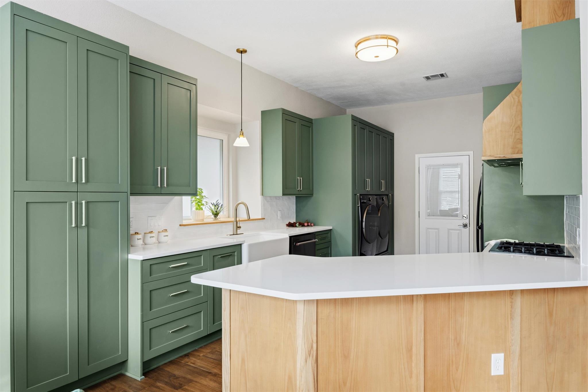 Listing photo 1 of 9405  Roxanna Dr