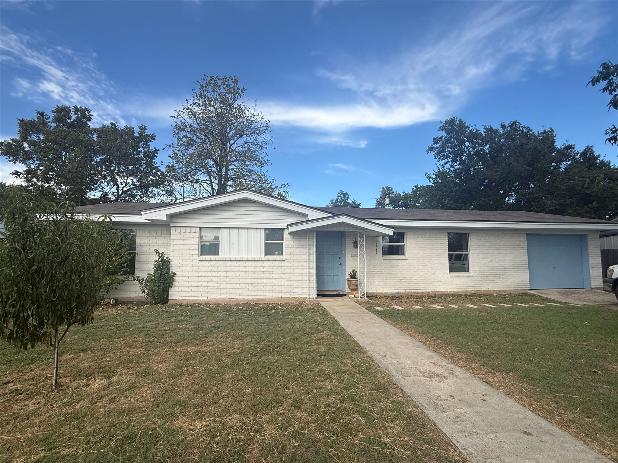Listing photo 1 of 665 W Cedar St