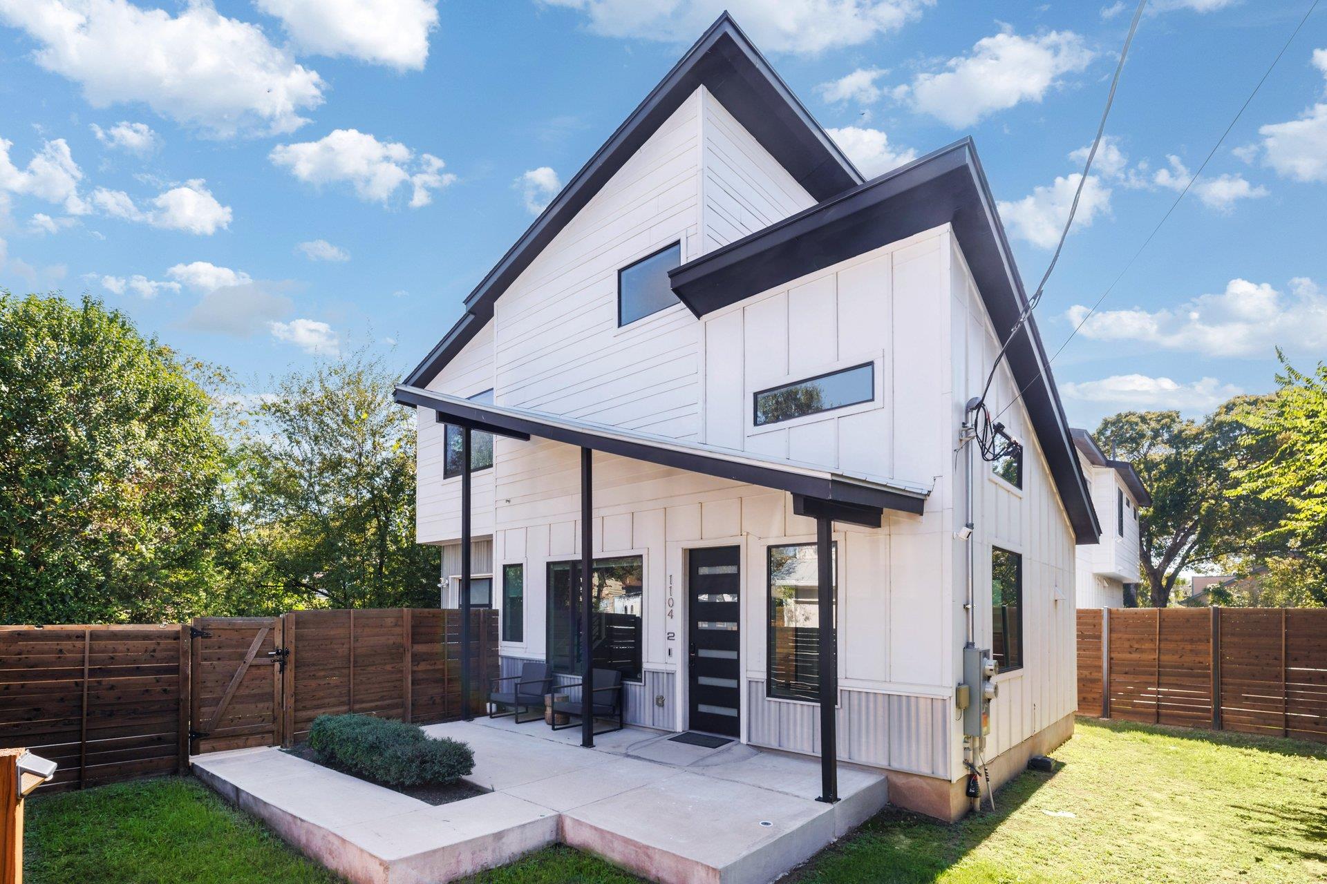 Striking contemporary architecture pairs bold dar
