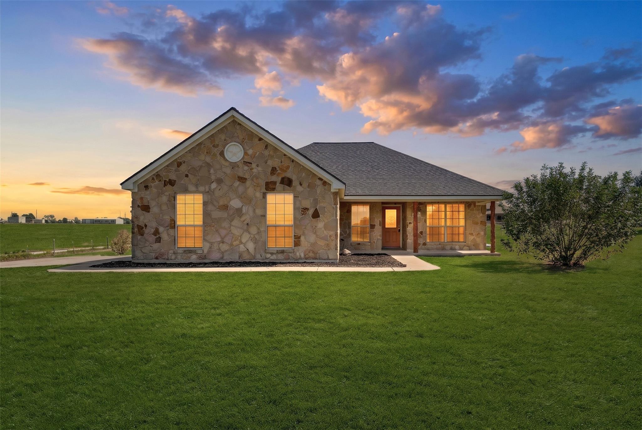 Listing photo 1 of 8375  Shaw Rd