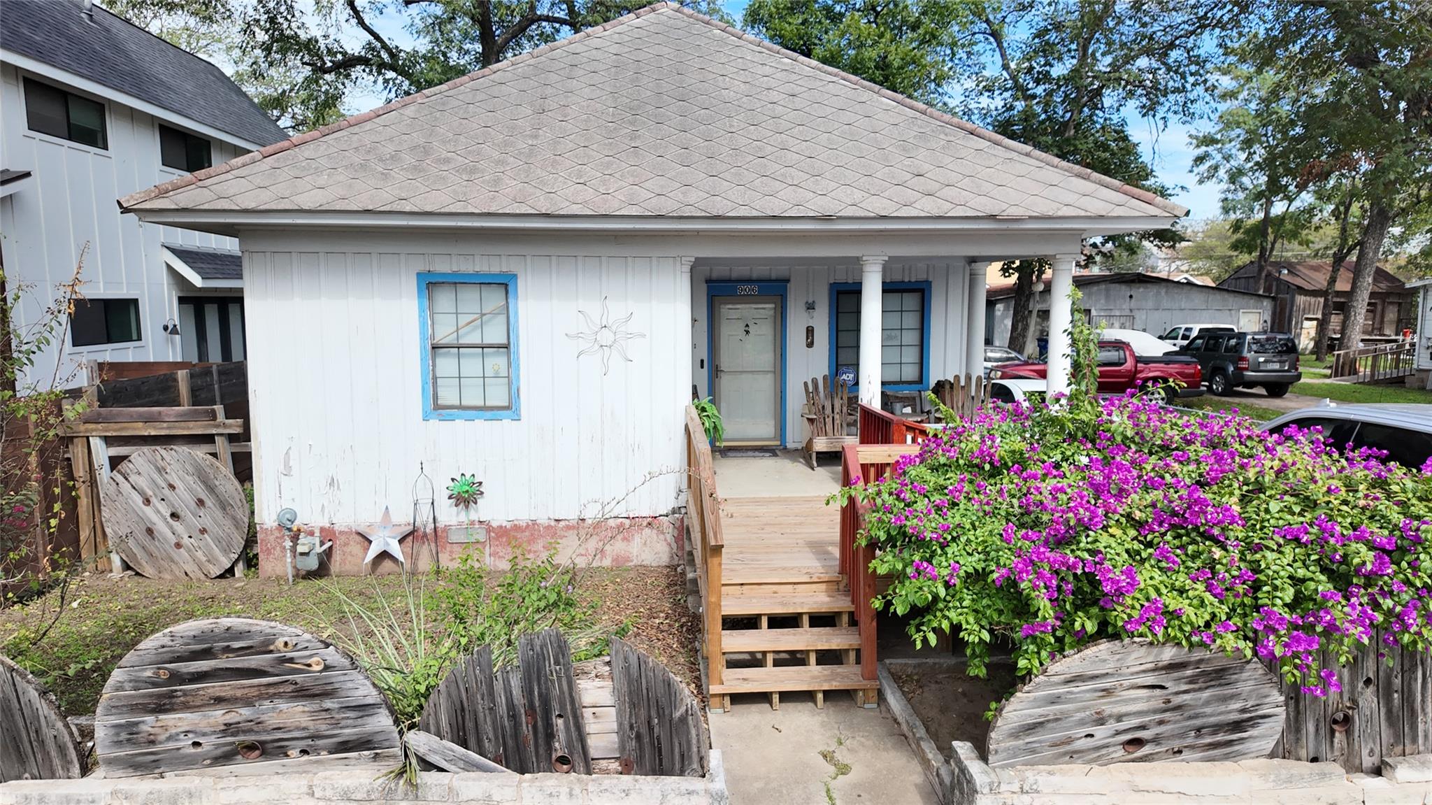Listing photo 1 of 906 E 2nd St