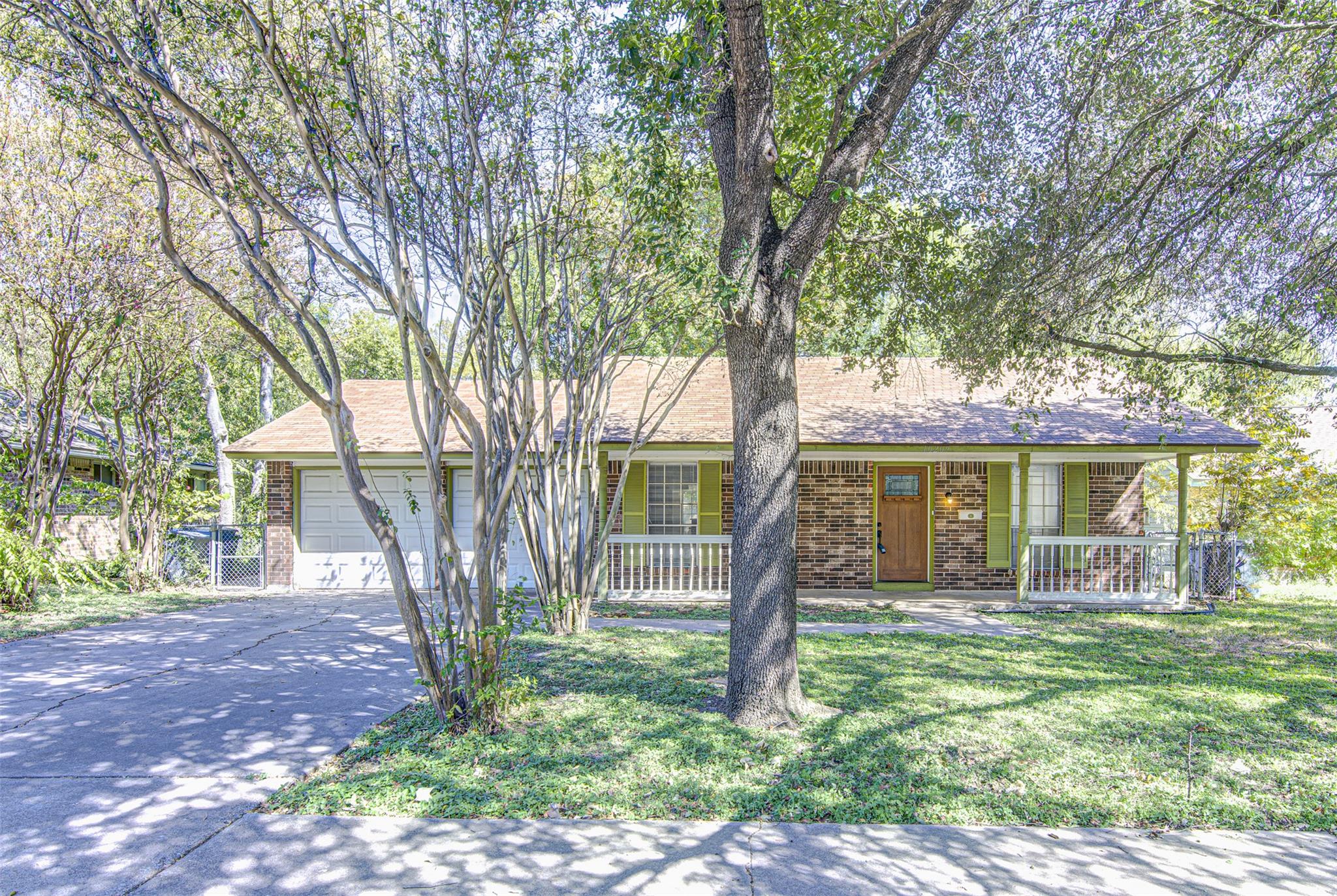 Listing photo 1 of 10209  Oak Hollow Dr