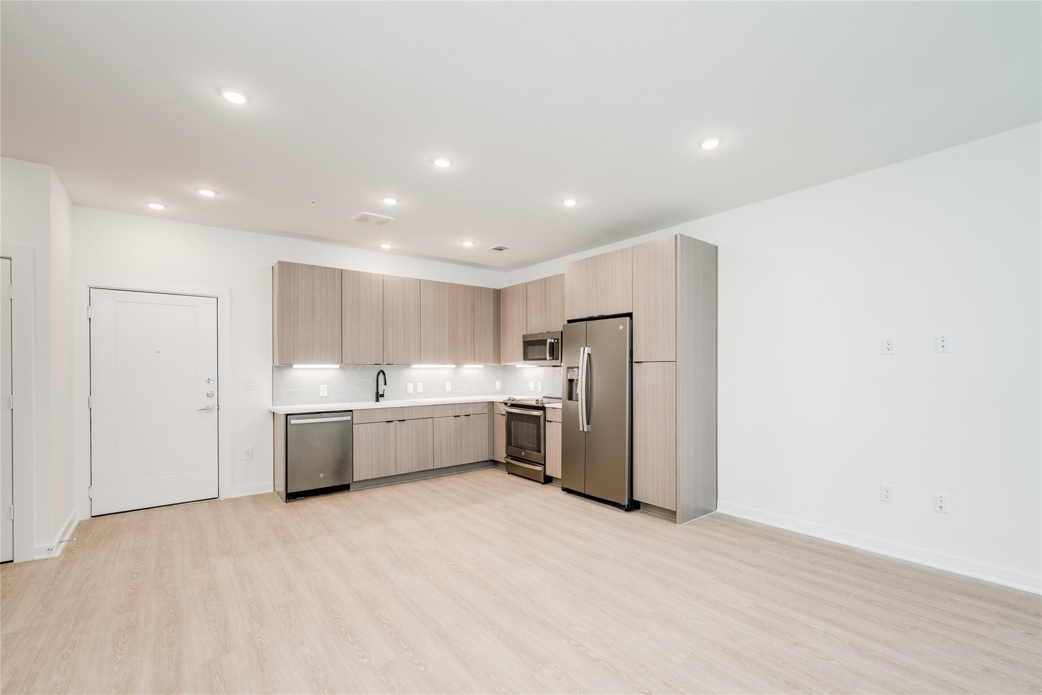 Listing photo 1 of 4802 S Congress Ave  #121