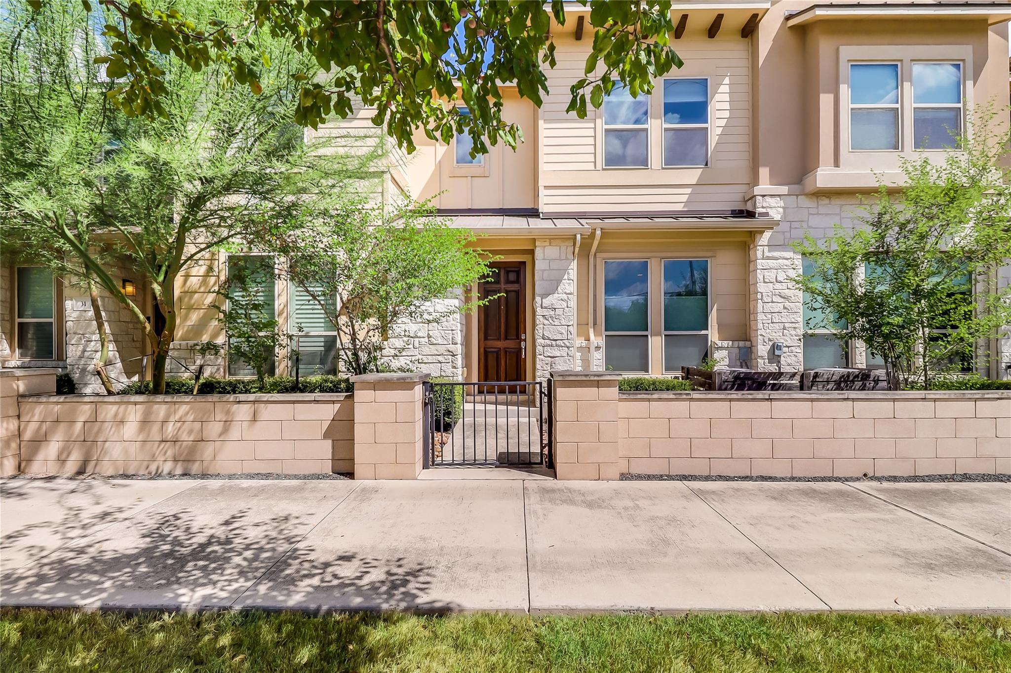 Listing photo 1 of 6814 E Riverside Dr  #32