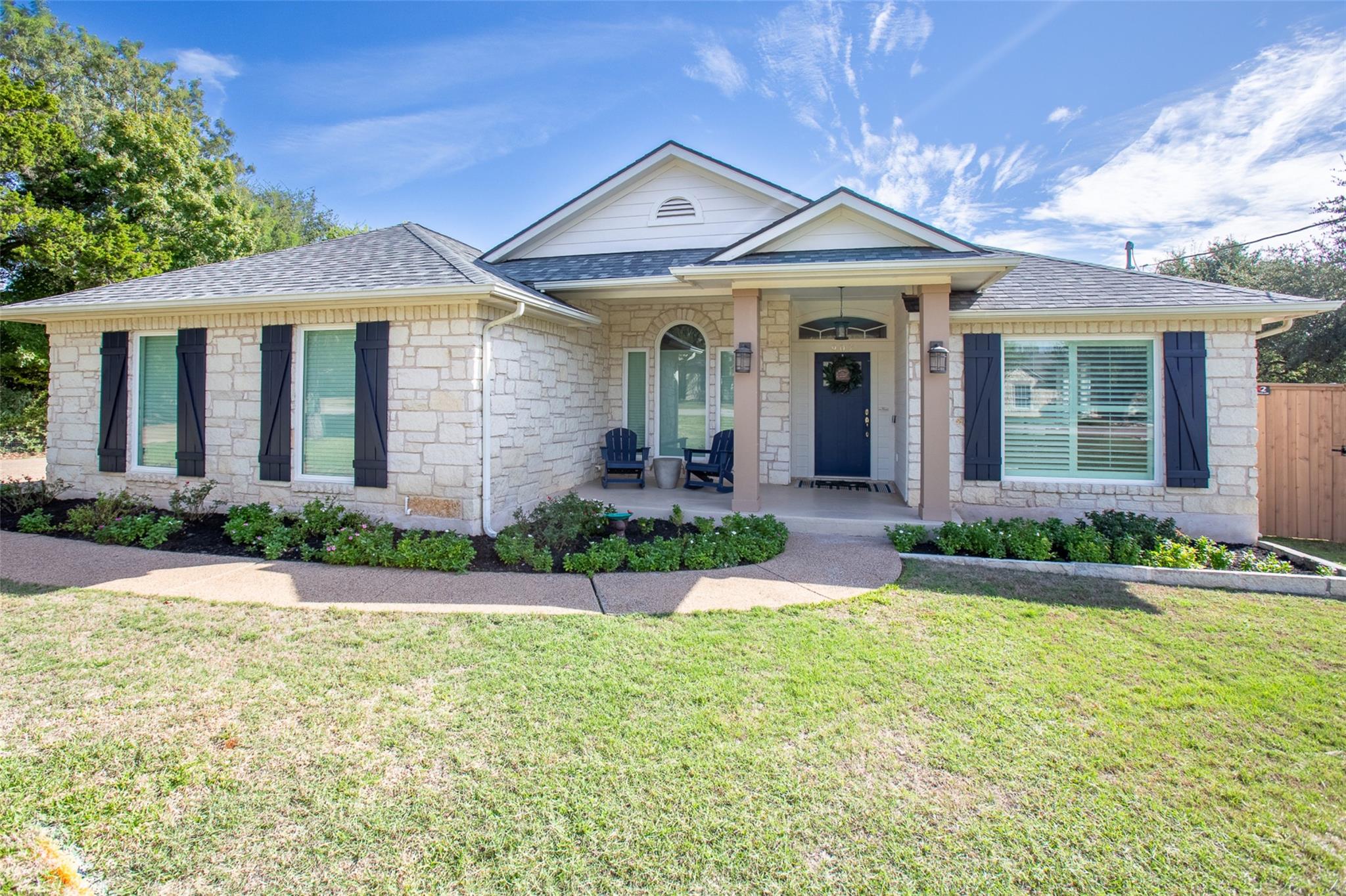 Listing photo 1 of 907  Kemp Hills Dr