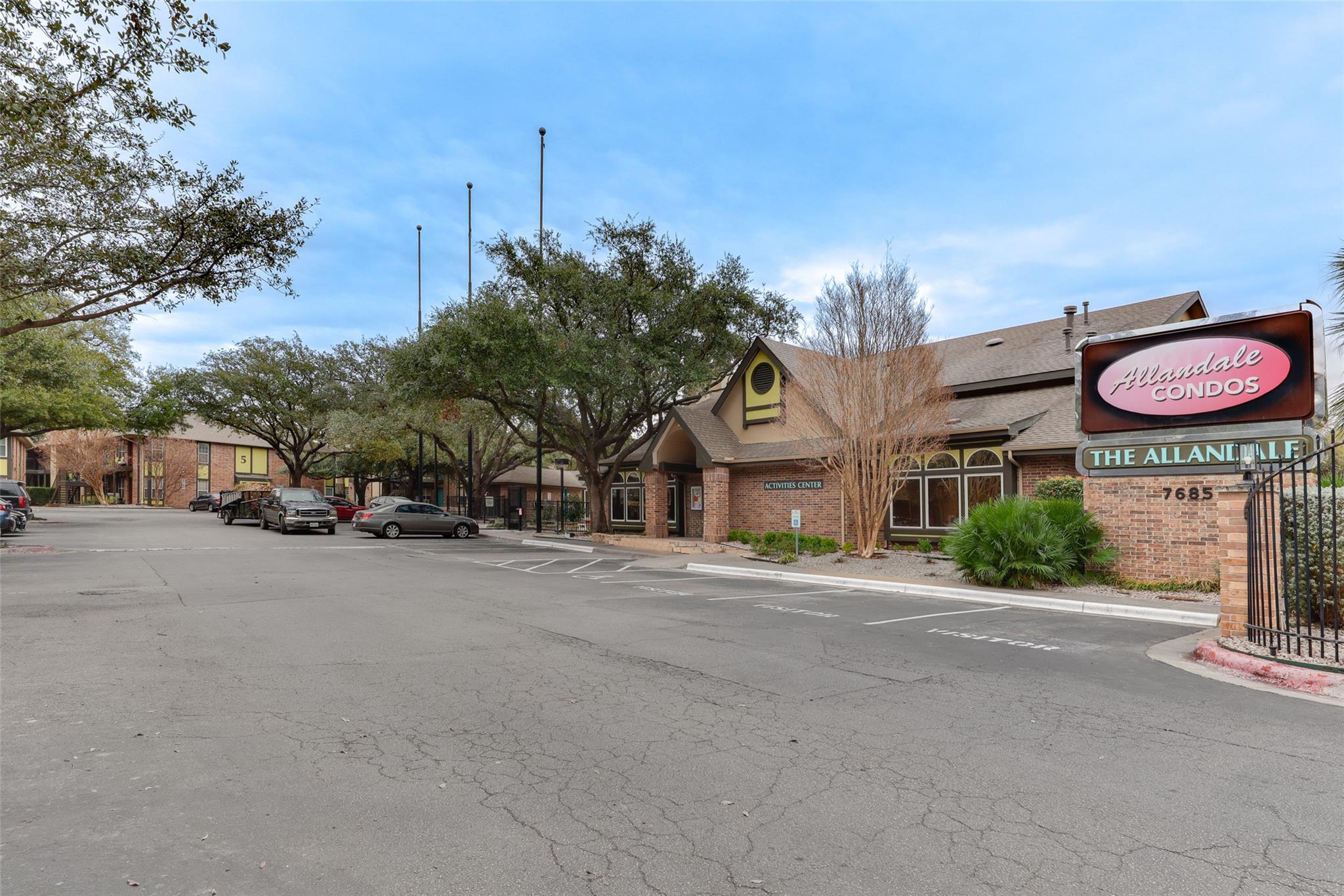 Listing photo 1 of 7685  NORTHCROSS Dr  #826