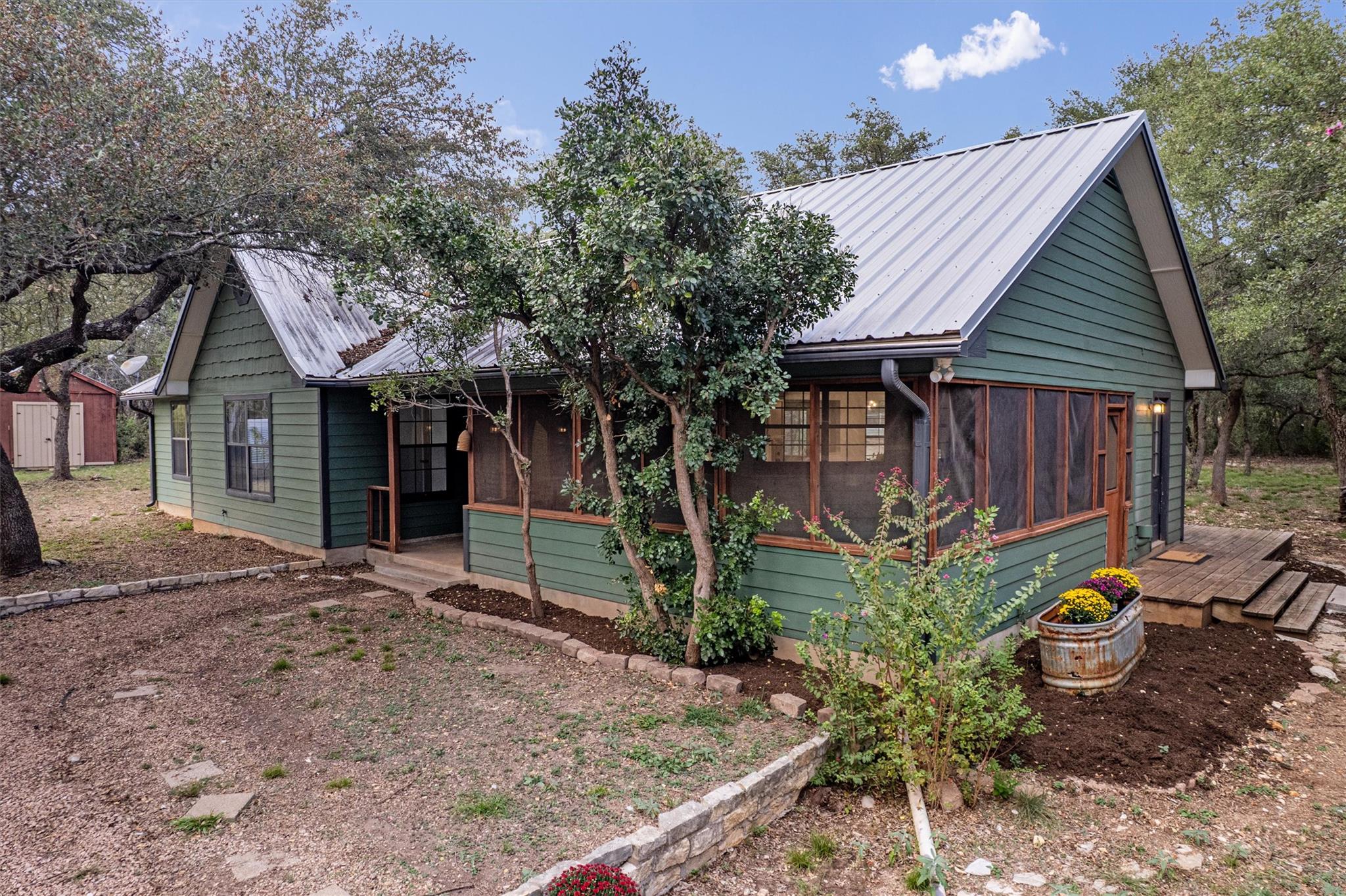 Listing photo 1 of 204 E Lakeshore Dr