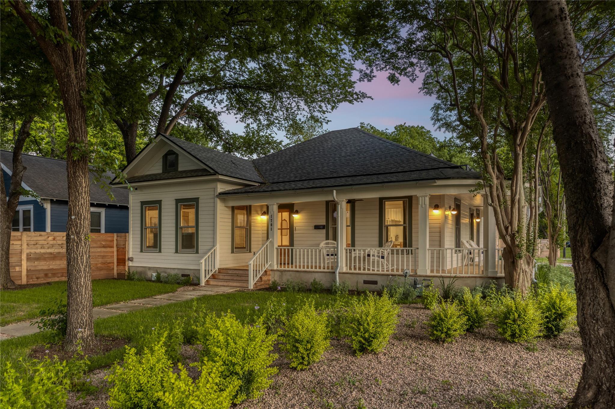 Listing photo 1 of 1701  Willow St