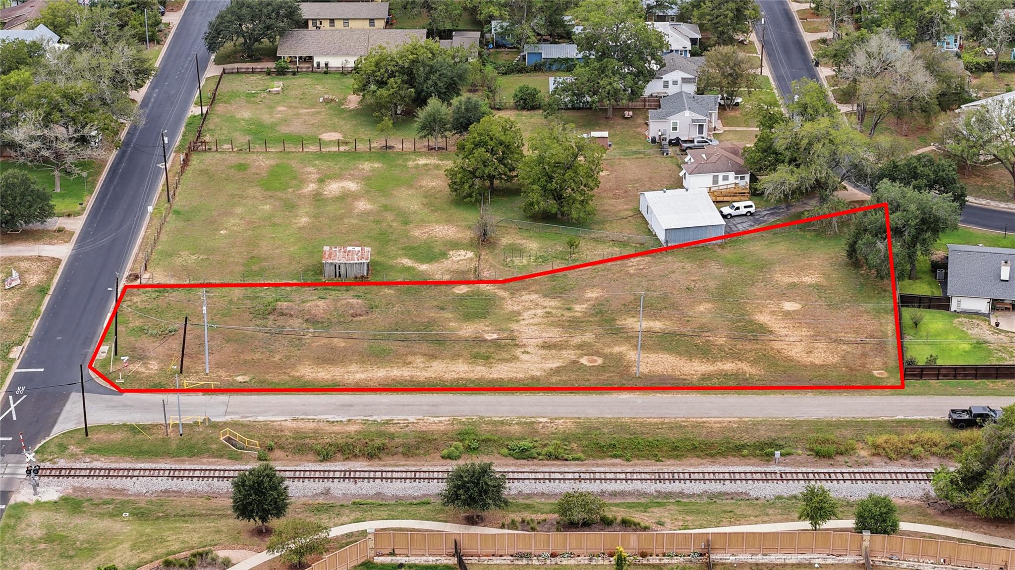 An aerial perspective outlines a spacious parcel 