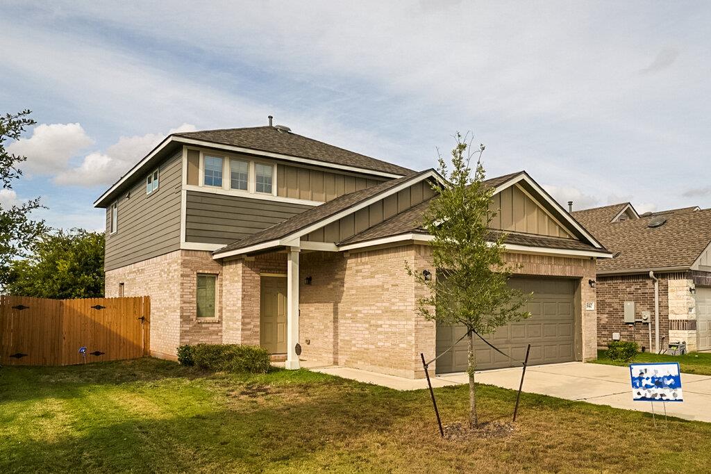 Listing photo 1 of 940  Paddock Ln