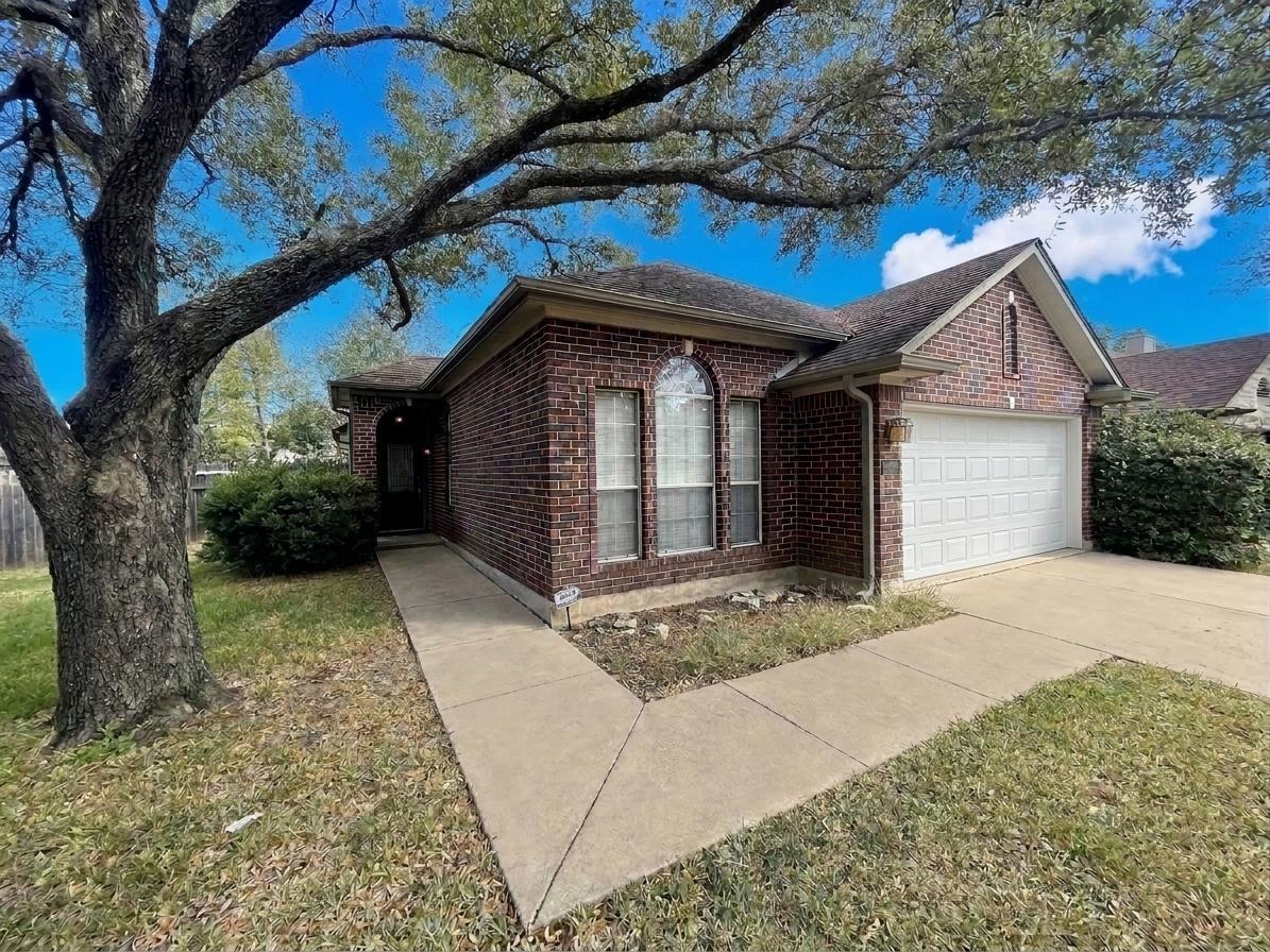 Listing photo 1 of 3008  Feathercrest Dr