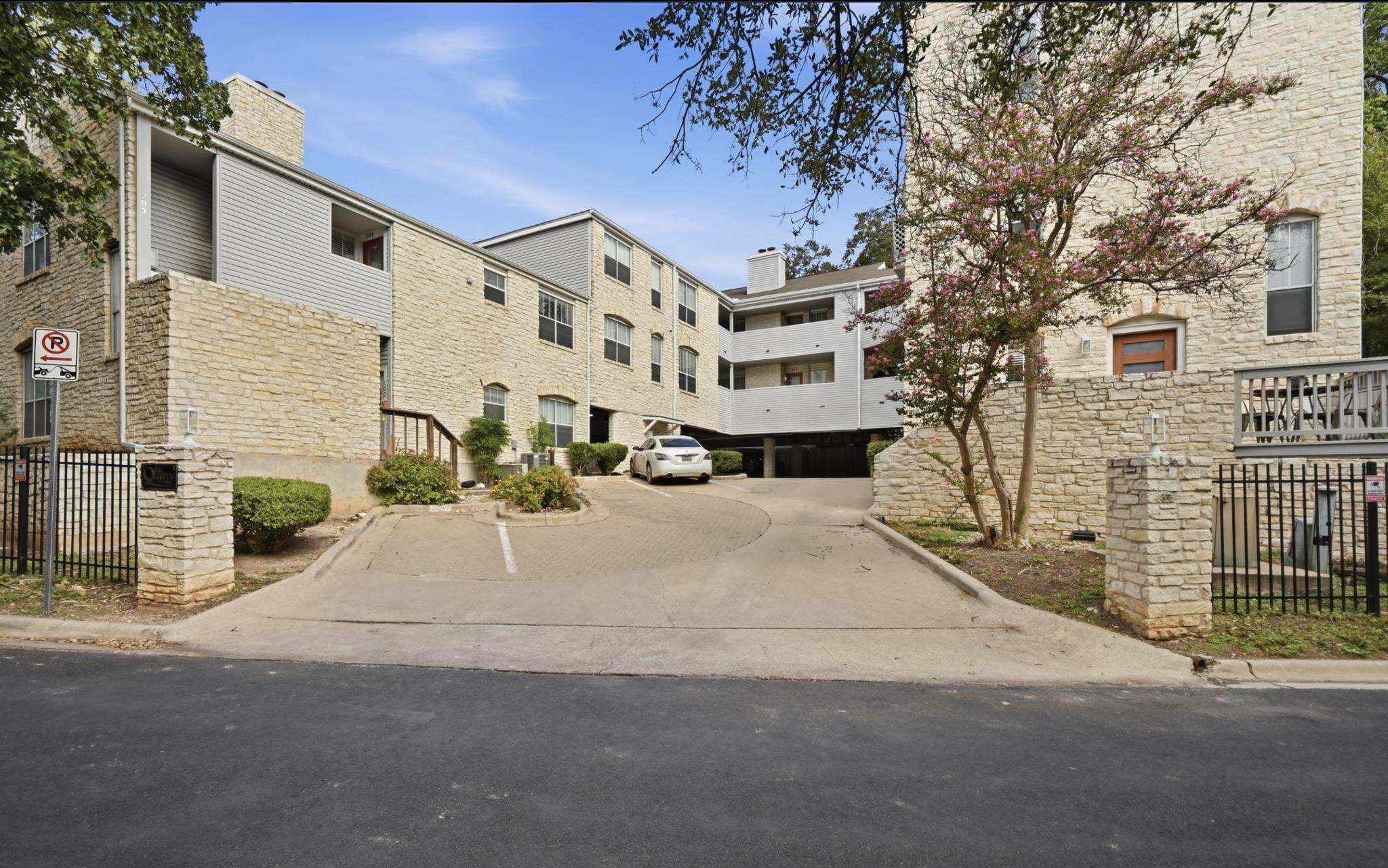 Listing photo of 2520  Quarry Rd  #304