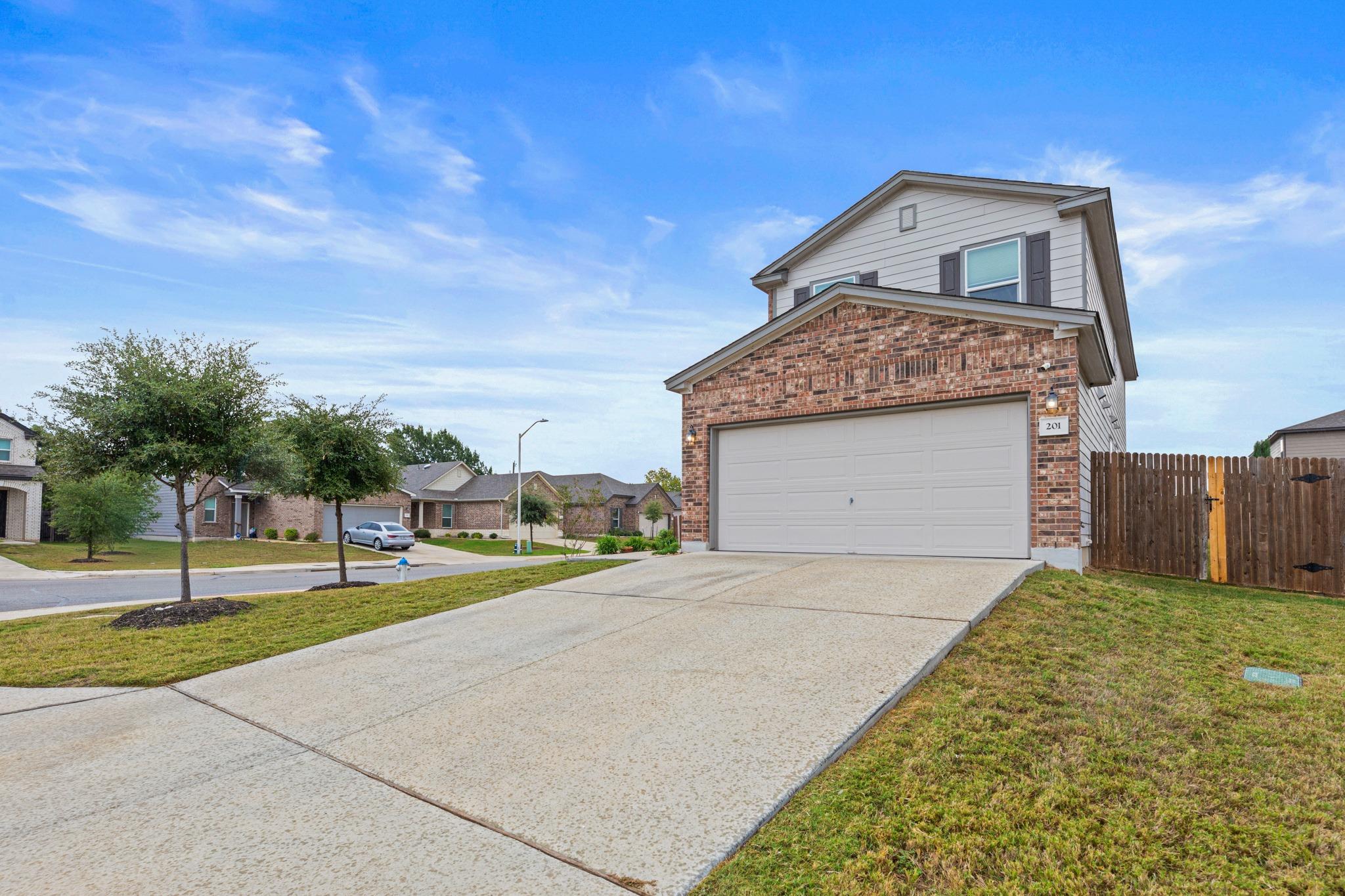 Listing photo 1 of 201  Benmyrtle Trl